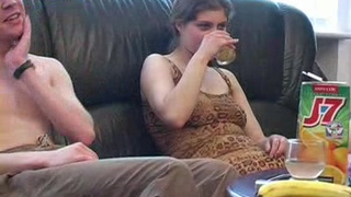 Ненасытная пьяная шлюха долбится в половую щель с пареньком