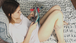 Девчонка из Омска мастурбирует пещерку вибратором, не дождавшись паренька с работы