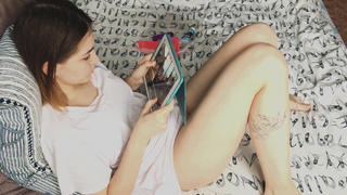 Девчонка из Омска мастурбирует пещерку вибратором, не дождавшись паренька с работы