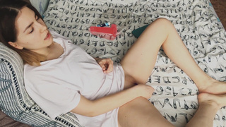 Девчонка из Омска мастурбирует пещерку вибратором, не дождавшись паренька с работы