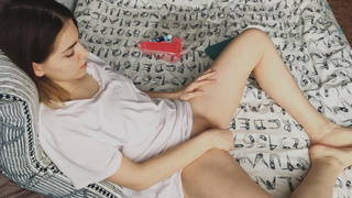 Девчонка из Омска мастурбирует пещерку вибратором, не дождавшись паренька с работы