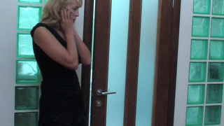 Качок сношает симпатичную матюрку в ванной комнате