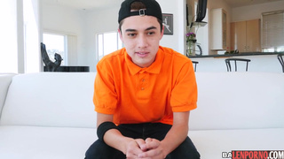 Неопытной ебарь дрючит сисястую мулатку в мохнатую пилотку