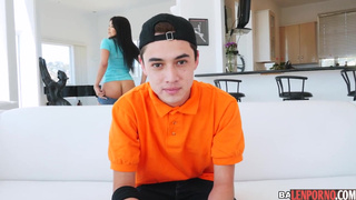 Неопытной ебарь дрючит сисястую мулатку в мохнатую пилотку