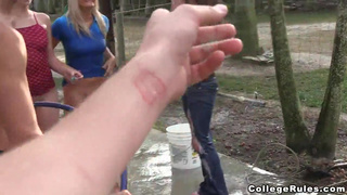 Групповой перепихон раскрепощенных девушек на ранчо