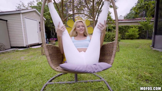 Блонди долбится с соседом по даче и приятно кончает на кровати