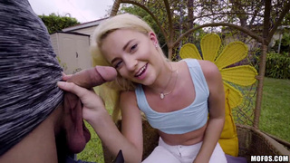 Блонди долбится с соседом по даче и приятно кончает на кровати