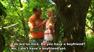 Целка посасывает хер и первый раз трахается с парнем в лесу