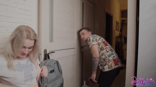 Пацан шпилит в попку подружайку своей девки приехавшую из Питера