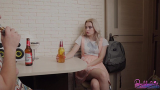 Пацан шпилит в попку подружайку своей девки приехавшую из Питера