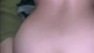 Сеструха теребонькает брату хер своими трусиками и помогает кончить