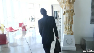 Блондиночка мастурбирует искусственной вагиной хер зрелого клиента