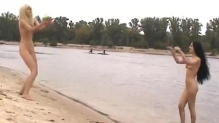 Обнаженные русские девченки отдыхают на пляжах