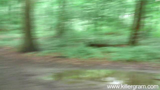 Чувак лижет вагину прошмандовки и пердолит ее рачком возле дерева