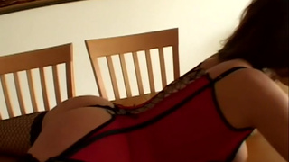 Член в красивую задницу брюнетки в групповом ЖМЖ порно