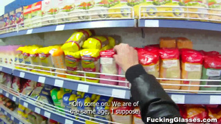 Брюнетка студентка ебется с парнем на кухне