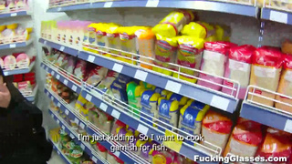 Брюнетка студентка ебется с парнем на кухне