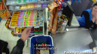 Брюнетка студентка ебется с парнем на кухне