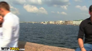 Жених с другом жарят невесту в ротик и задницу на природе