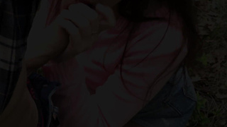 Грудастенькая русская брюнетка отсасывает в лесу и долбится как прошмандовка