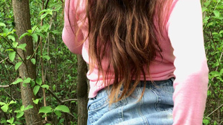 Грудастенькая русская брюнетка отсасывает в лесу и долбится как прошмандовка