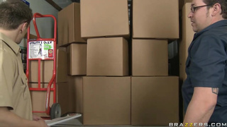 Грузчик отодрал пышногрудую маму в сочную задницу