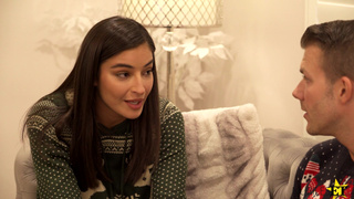 Мамочка и папаша шпилятся с родной дочерью и сыном накануне нового года