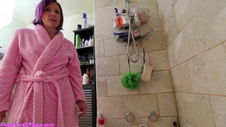 Мамашка сказала что только посмотрит, но обманула и начала дрочить