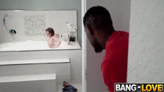 Увидела большой черный хер отчима и не удержалась - инцест в ванной