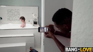 Увидела большой черный хер отчима и не удержалась - инцест в ванной