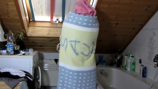 Толстозадая дама приводит себя в порядок голенькая