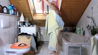 Толстозадая дама приводит себя в порядок голенькая