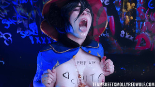 Порно косплей с Molly Red Wolf, очумелая ведьмочка ебется в попу