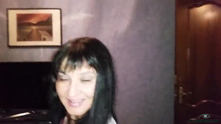 Медсестра после работы собирается снять домашнее порно со страпоном