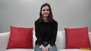 Старательная студентка облизывает и ебется на кастинге