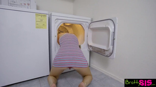 Брат долбит младшую сеструху за её шуточки