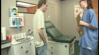 Медсестра мастурбирует парню руками конец