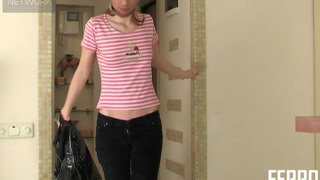 Ебарь готовится выебать попу русской сучки