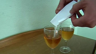 Паренек дрючит пилотку пьяной брюнетки