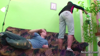 Заботливая мильфа посасывает и ебется с сыном