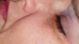 Неопытной мужчина в трусах ласкает спящую бабу и снимает это на камеру