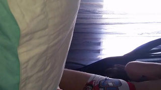 Неопытной мужчина в трусах ласкает спящую бабу и снимает это на камеру