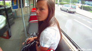 Пикапер развел молодку в трамвае на отсос и секс в кустах