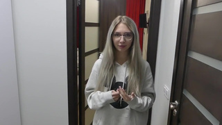 Наивная стерва в очках облизывает соседу перед первым анальным сексом