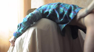 Пацан по собачьи ебёт неопытную подружайку у себя дома