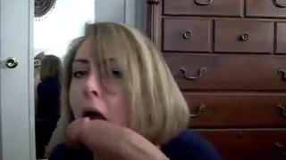 Мильфа посасывает у сыночка пока папы импотента нет дома