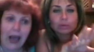 Русский бойфренд развлекается с двумя подругами на вебкамеру