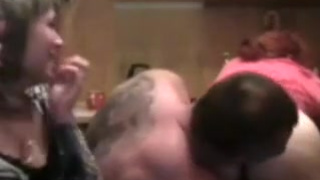 Русский бойфренд развлекается с двумя подругами на вебкамеру