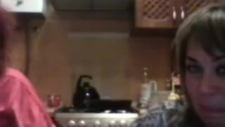 Русский бойфренд развлекается с двумя подругами на вебкамеру