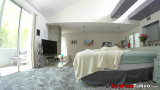 Залезла нагая к брату в постель и отсосала его большой конец